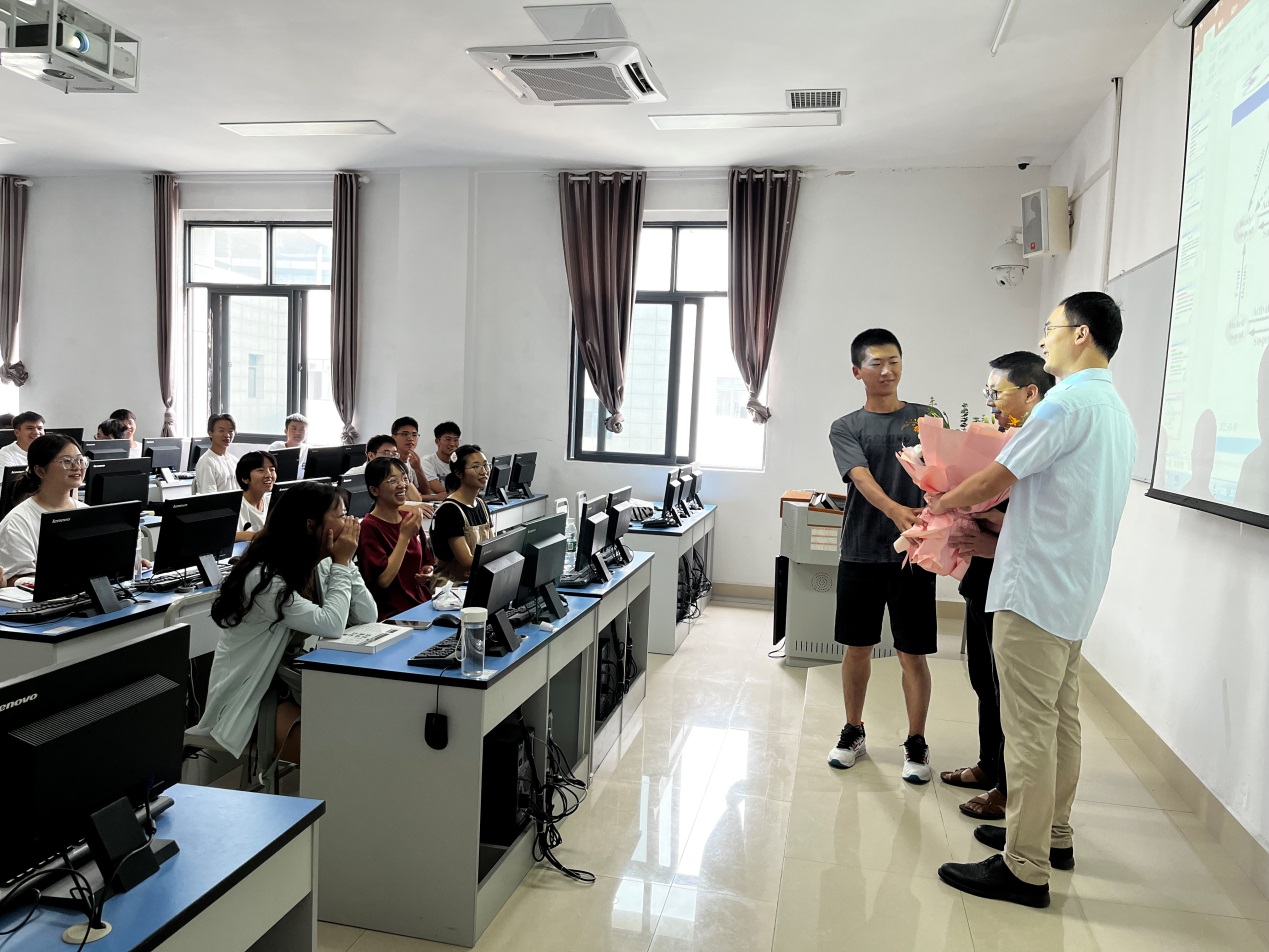 说明: F:\学院办公室2017—2020\会议照片和资料\2022年照片\2022.09.09 教师节慰问\IMG_0901.JPG